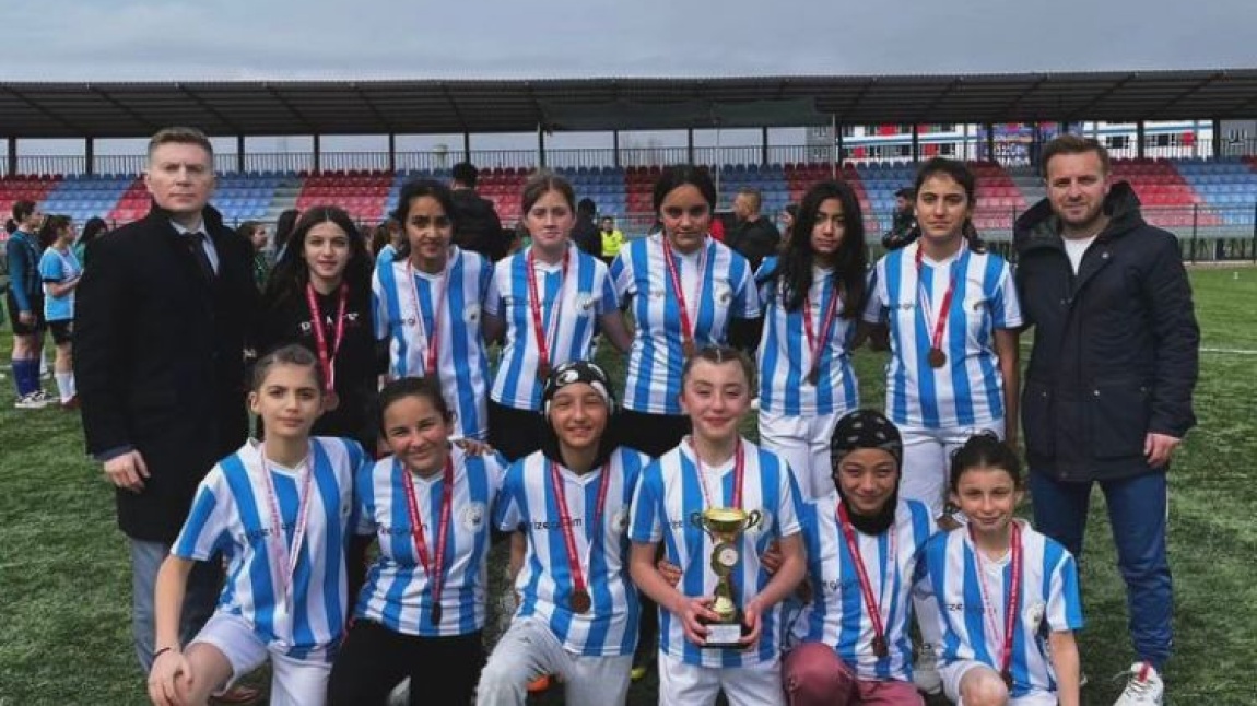 Küçük Kız Futbol Takımımızın İl Üçüncülüğü